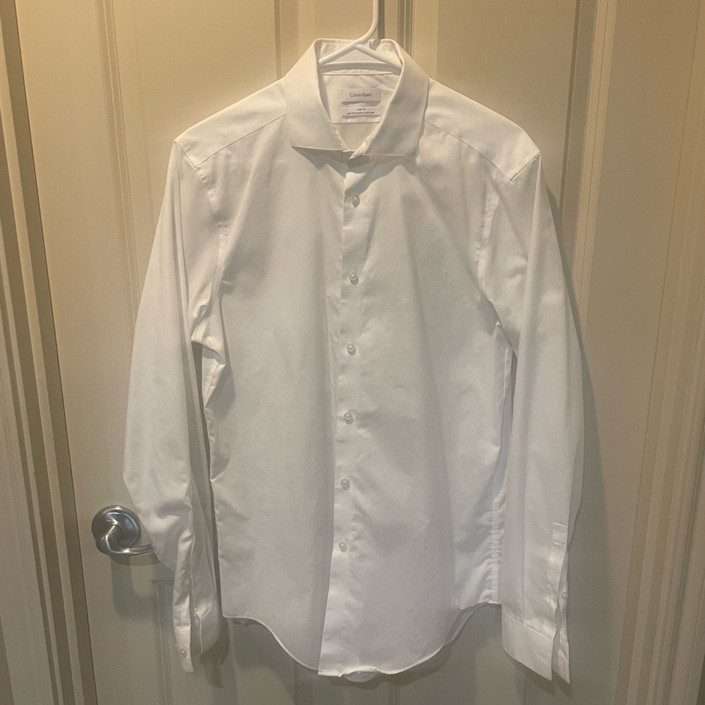 White Men's Calvin Klein Slim-Fit Non-Iron Dress Shirt Size 15 1/2 34/35